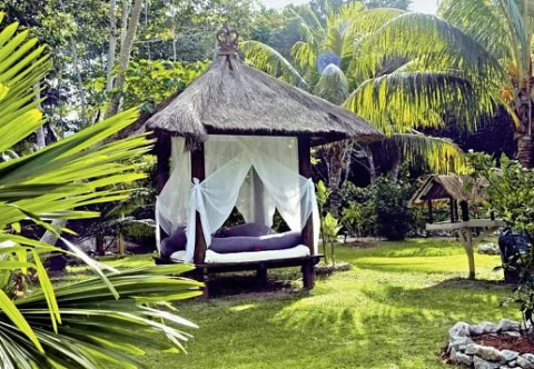 Romantische Bank im Barten