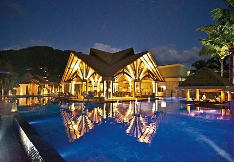 Pool und Hotelanlage bei Nacht