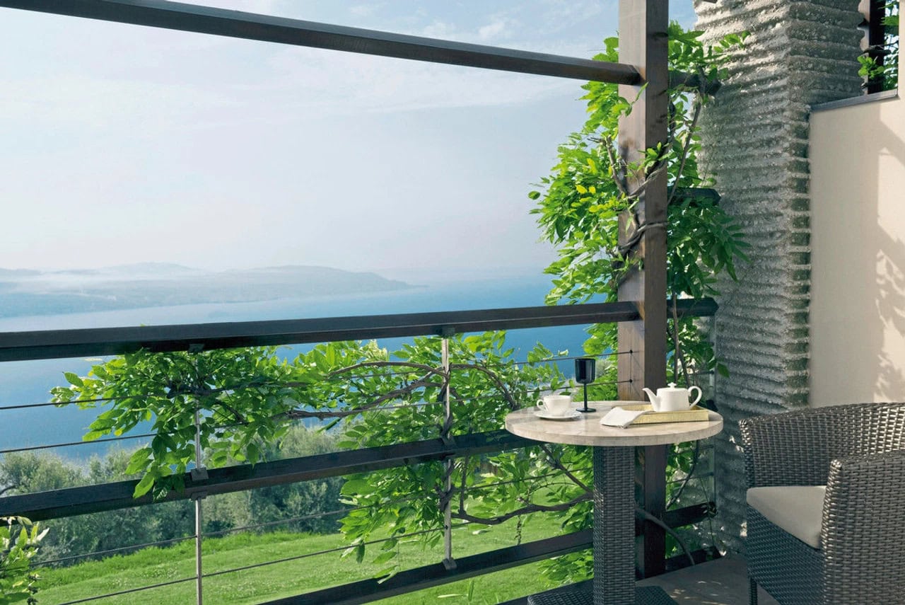 Balkon mit kleinem Tisch, Sitzplatz und Panoramablick auf den Gardasee im Lefay Resort & Spa
