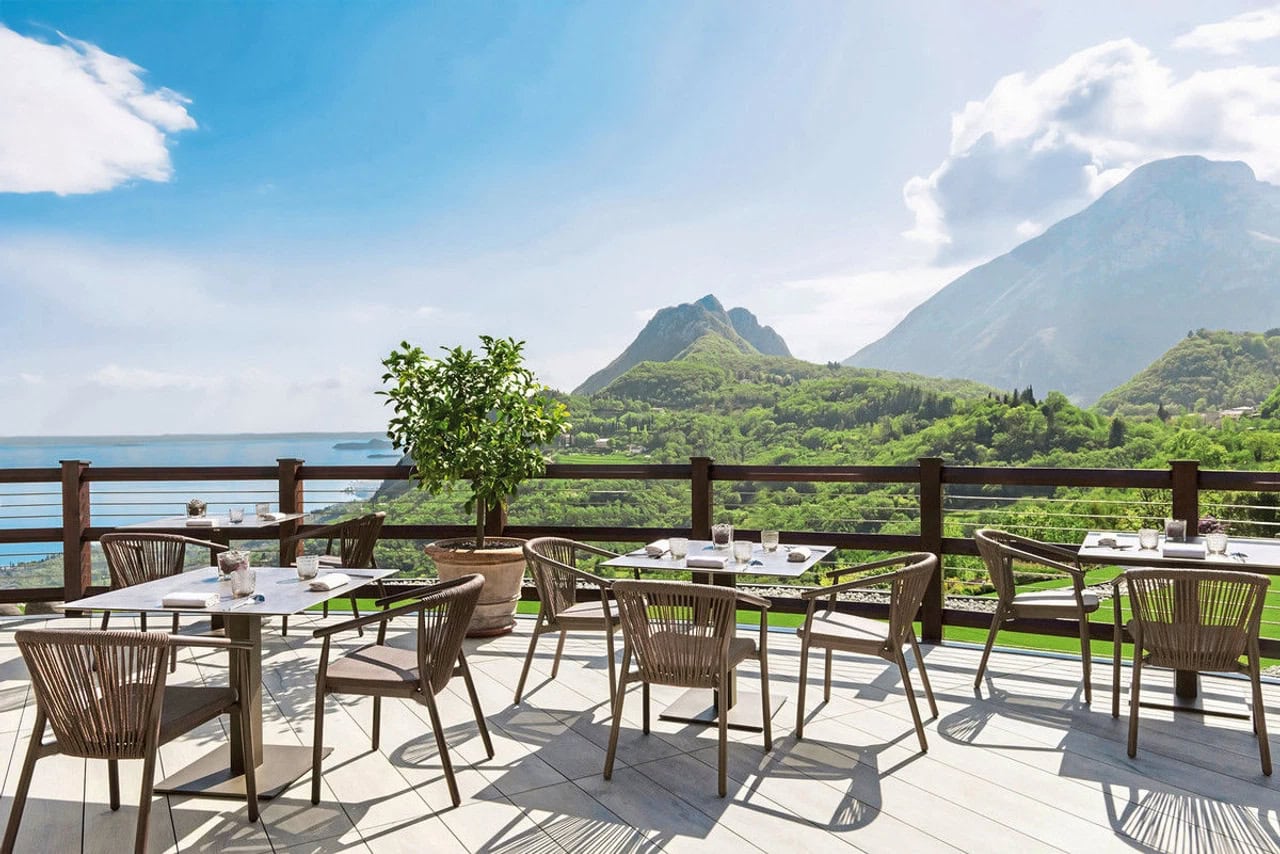 Restaurantterrasse im Lefay Resort & Spa Lago di Garda mit gedeckten Tischen und weitem Blick auf See und Berge