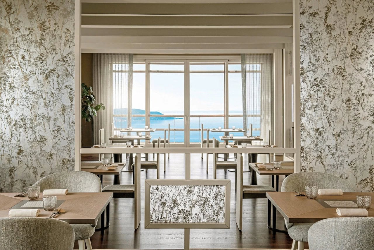 Heller Restaurantbereich im Lefay Resort & Spa Lago di Garda mit gedeckten Tischen und Blick auf den Gardasee