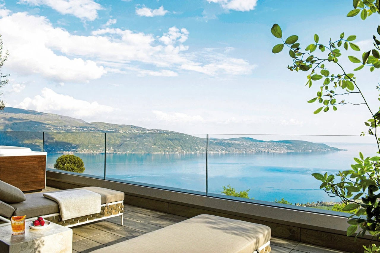 Terrasse im Lefay Resort & Spa Lago di Garda mit Loungemöbeln und weitem Blick über den Gardasee