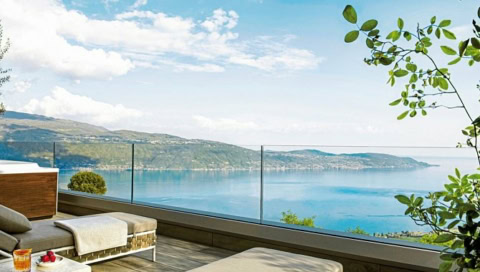 Liegen mit Ausblick auf den Gardasee