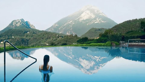 Pool mit Ausblick auf Berge