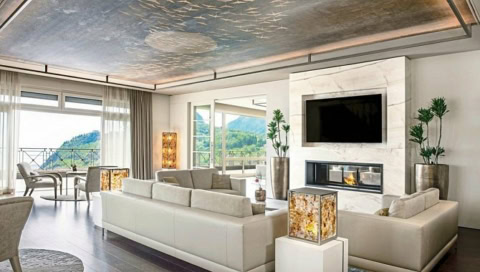 Aufenthaltsraum mit Kamin