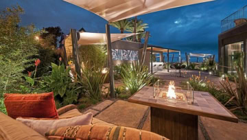 Lounge mit Lagerfeuer auf Terrasse mit Meerblick