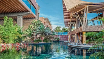 Poollandschaft zwischen Hotelgebäuden