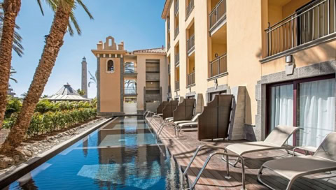 poolanlage direkt an den Zimmern mit Liegen