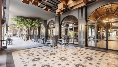 Außenbereich mit Sitzmöglichkeiten