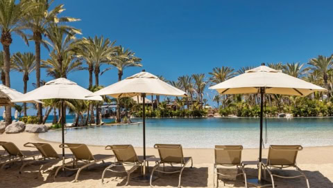 Poolanlage mit Schirmen und Liegen