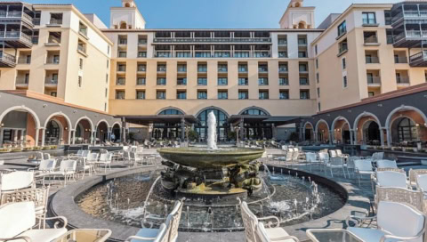 Brunnen und Hotelgebäude