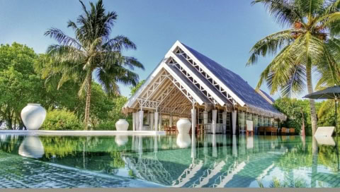 Hotelgebäude mit Pool