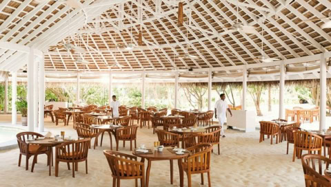 Hotel Restaurant unter einem großen Pavillondach, die Seiten sind offen.