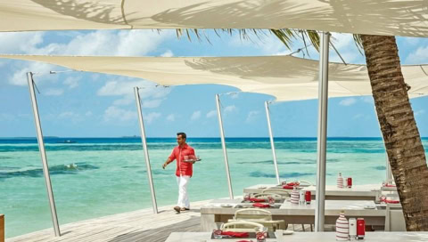 Hotelstrand mit Strandliegen und Weißen Sonnensegeln