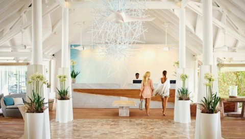 Die Hotellobby ist groß, hell und einladend