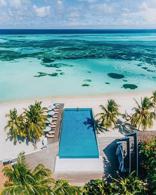 Hotelpool am Strand. Das Meer ist nur wenige Schritte vom Pool entfernt.