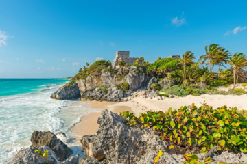 Strand und Tempel an der Küste von Tulum