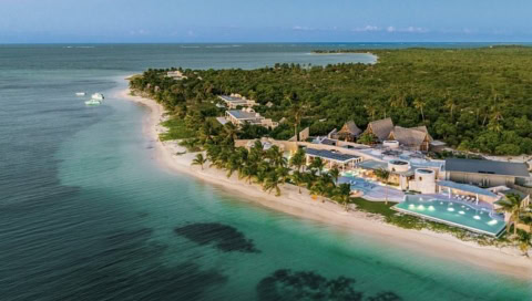 Die Hotelanlage und der Strand