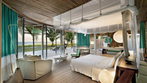 Hotelzimmer mit großer Fensterfront und hellen Möbeln