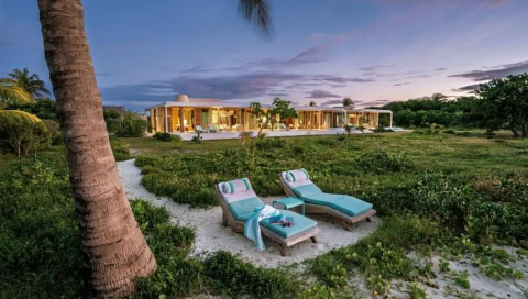 Zwei Private Sonnenliegen in der Natur mit Abstand zum Hotel.