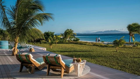 Veranda mit Sonnenliegen und Meerblick