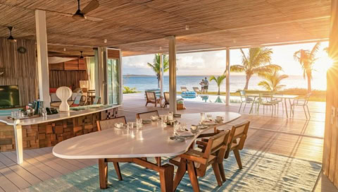 Großer gedeckter Esstisch