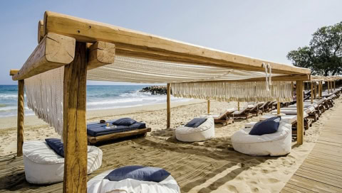 Sonnengeschützer Sitzbereich am Meer