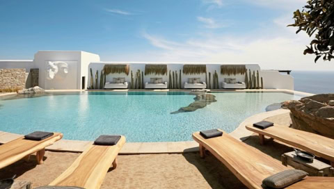 Pool mit Sonnenliegen