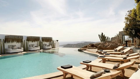 Pool mit Sonnenliegen