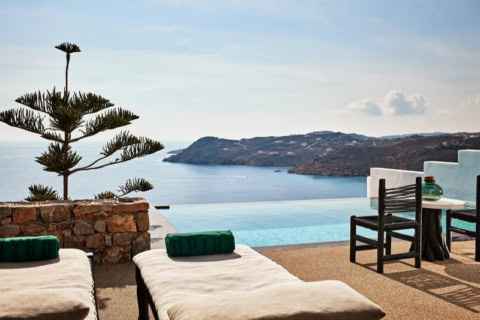 Infinity-Pool mit Blick aufs Meer
