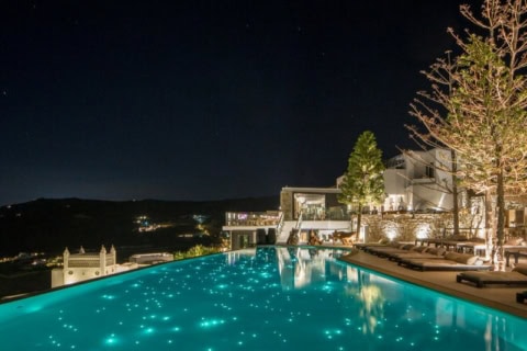 Beleuchtet Pool in der Nacht