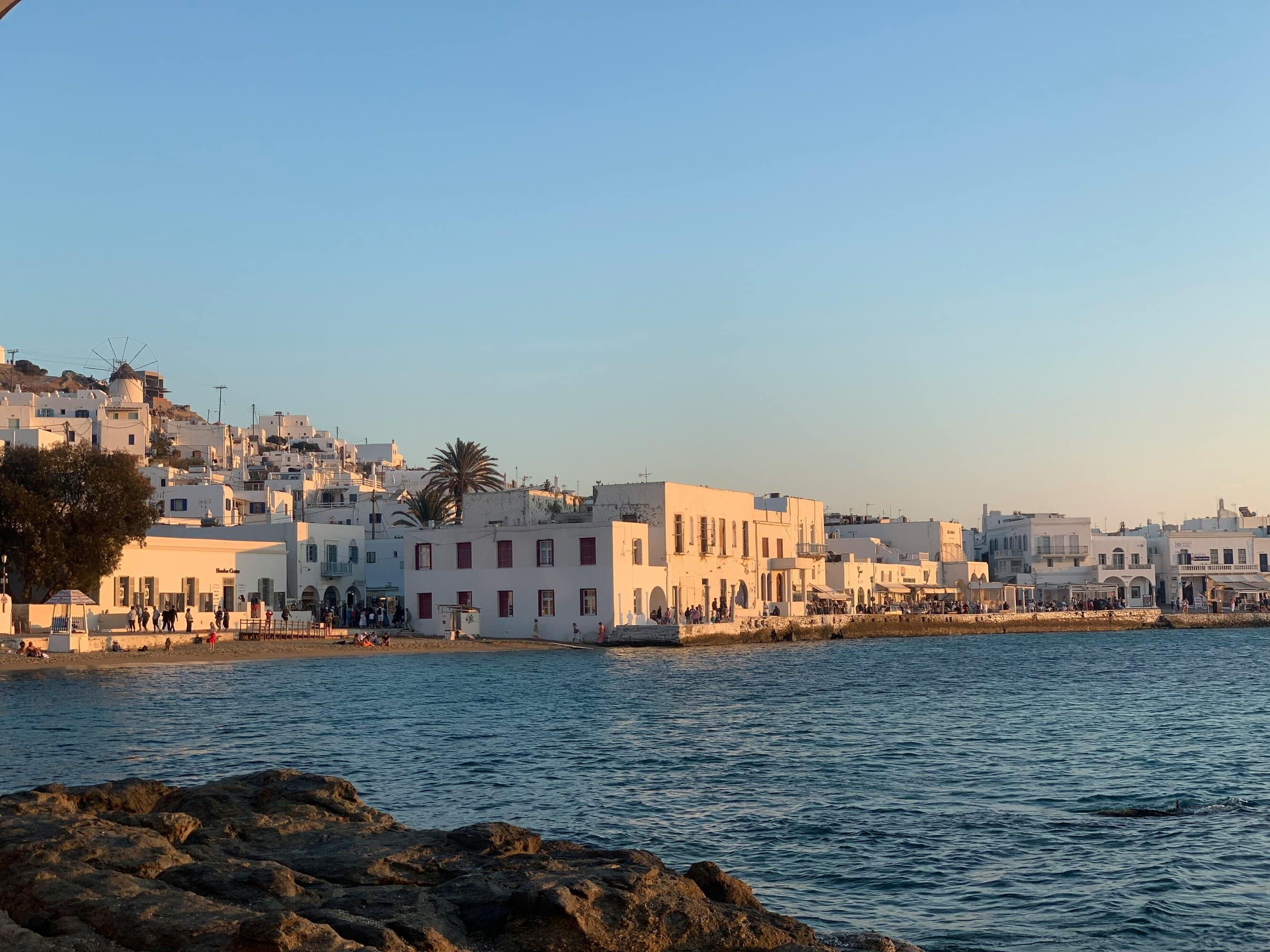 Stadt mit weißen Häusern am Meer