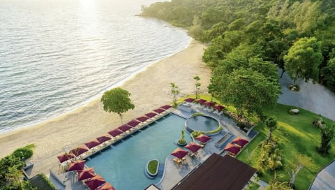 Pool am Strand von oben