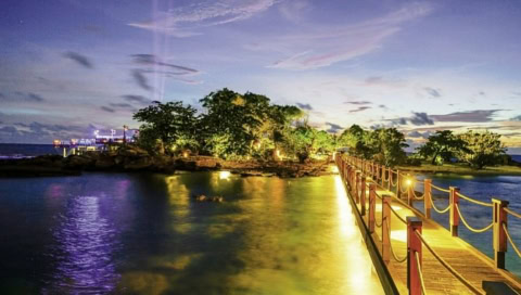 Beleuchtete Hotelanlage am Abend