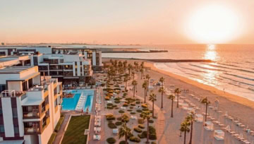 Hotel am Strand mit Sonnenuntergang