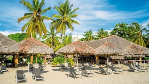 Poolliegen und Schirme am Strand