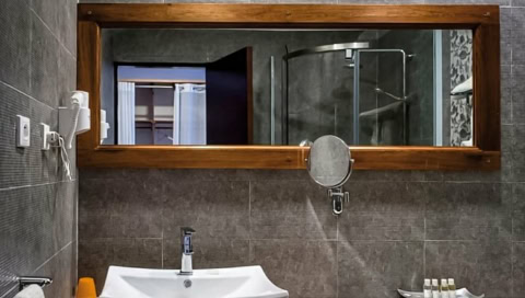 Badezimmer mit großem Spiegel.