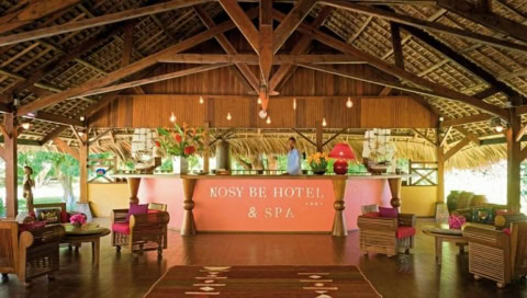 Die Rezeption ist bunt geschmückt unter einem großen Strohdach.