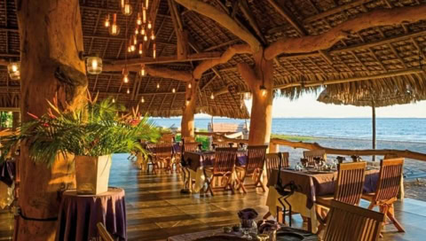 Terrasse mit Esstischen.