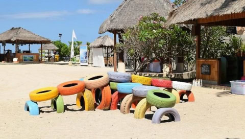 Hütten und Reifen-Spielplatz am Strand