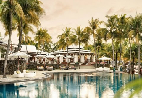 Pool mit Hotelanlage