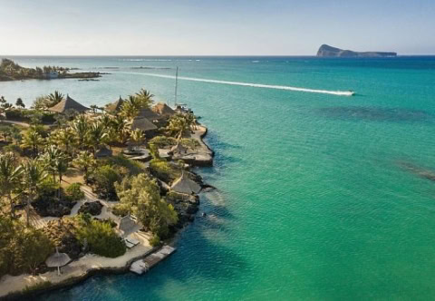 Hotelanlage und Meer