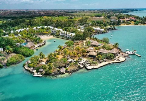 Hotelanlage und Insel