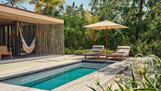 Private Beach Pool Villa mit Terrasse, Pool und direktem Zugang zum weißen Sandstrand