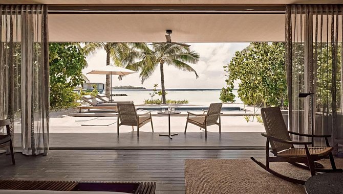 Sunset Beach Pool Villa mit privatem Pool und Meerblick in warmer Abendstimmung