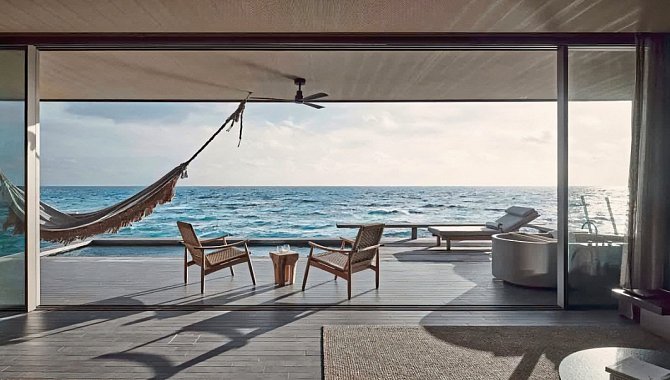 Terrasse der One Bedroom Water Pool Villa mit privatem Pool und Blick über die Lagune