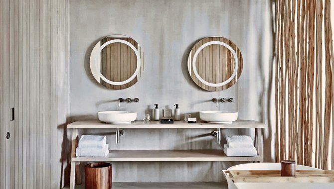 Modernes Badezimmer der Water Pool Villa mit Doppelwaschbecken und minimalistischer Ausstattung