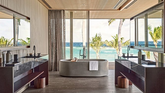 Luxuriöses Badezimmer im The Beach House mit freistehender Badewanne und großem Fenster