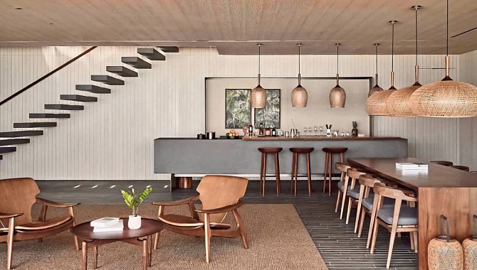 Großzügiger Wohn- und Essbereich im The Beach House mit moderner Architektur und Holzdetails