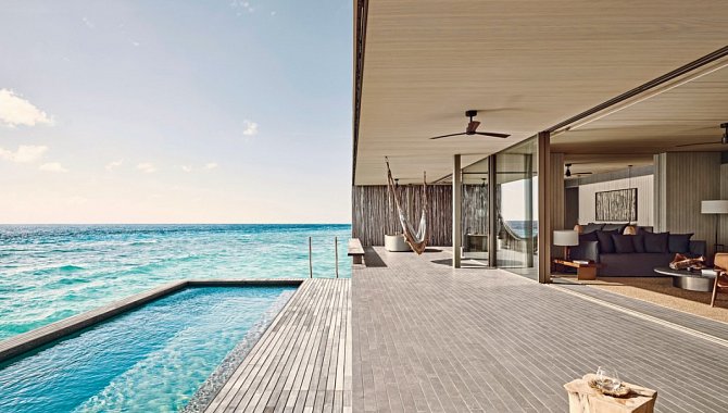 Innenbereich der Two Bedroom Sunset Water Pool Villa mit offenem Wohnkonzept und Meerblick